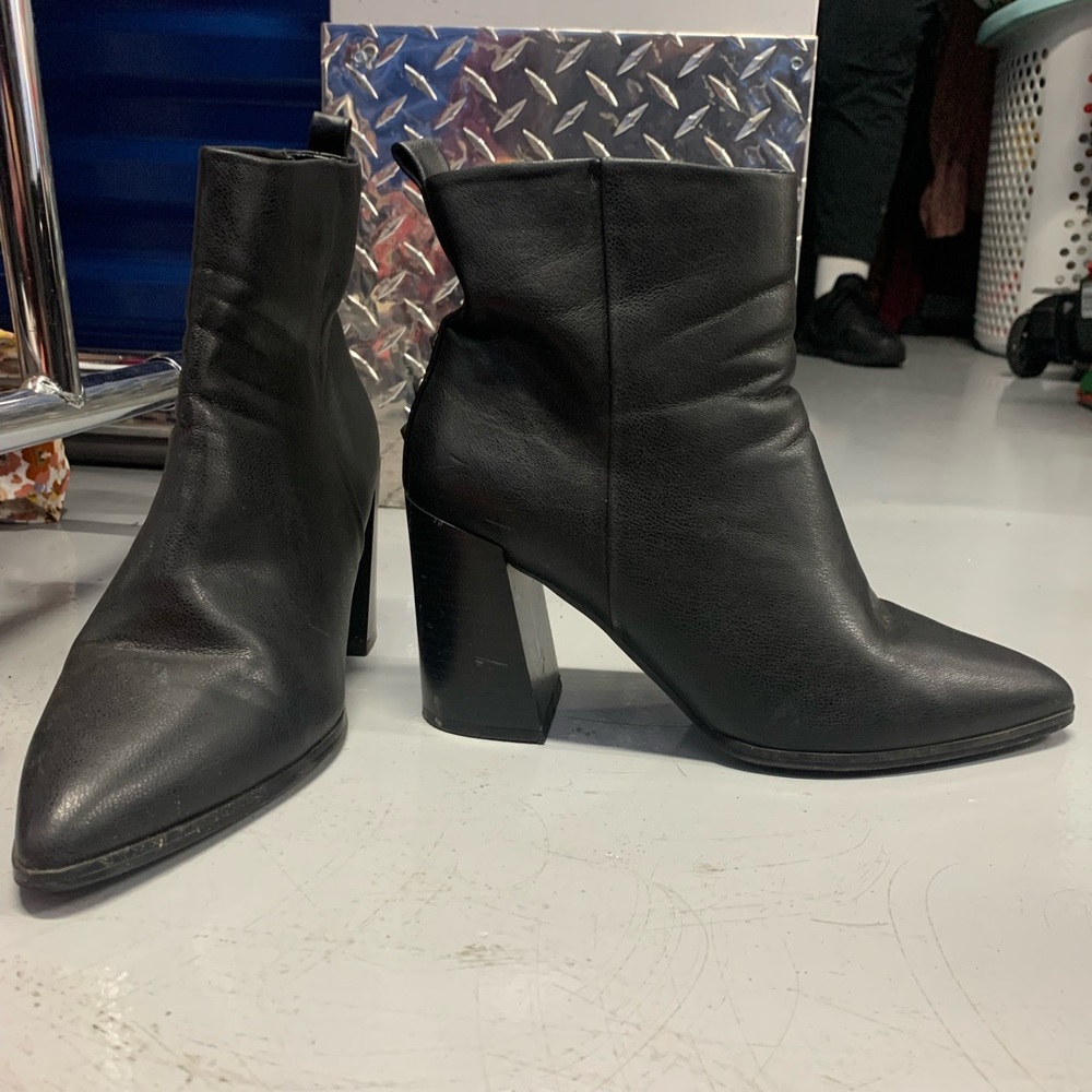 Black pointy toe boots